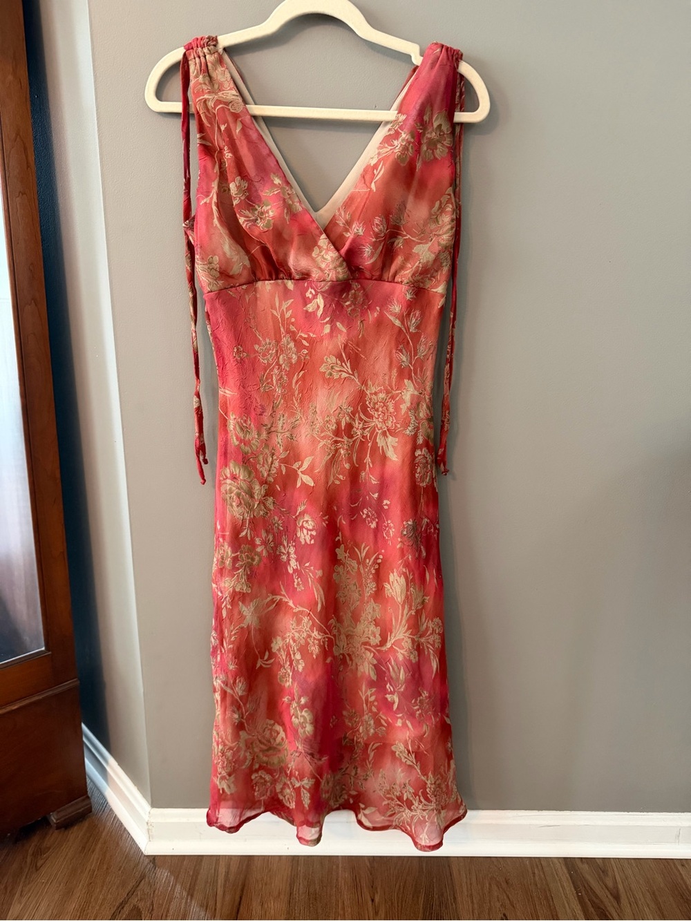 Vintage V-Neck Coral Pink Floral Midi Dress with Gold Accents. Size 9/10
